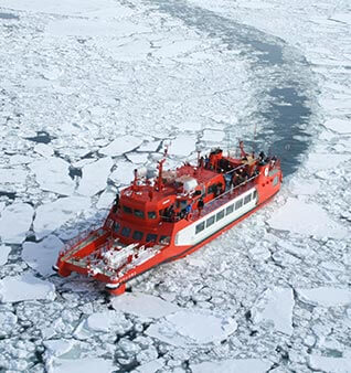 宿泊施設からレンタカーで10分ほど移動し、「流氷砕氷観光船 ガリンコ号」に乗船